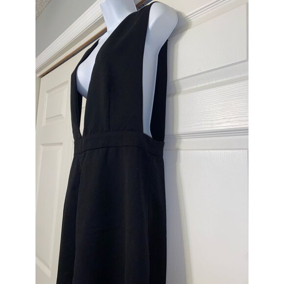 Jumpsuit With Deep V-Neckline & Wide-Leg Design For A Chic Look - Picture 4 of 4